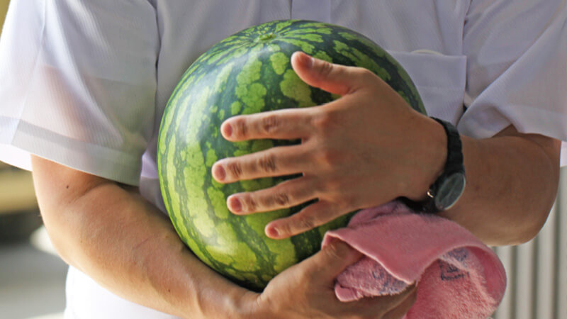 すいかを抱える清川屋スタッフ