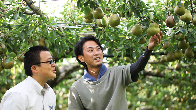 洋梨農家さんと清川屋スタッフの笑顔写真