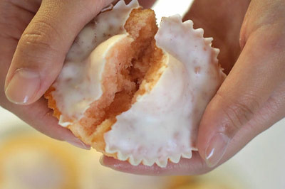 さくらんぼマドレーヌ＿手で割ったところ