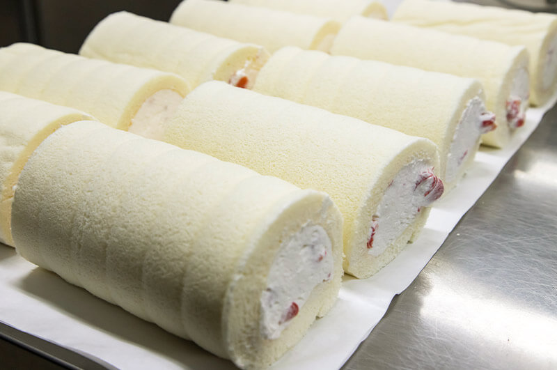 ほわいとぱりろーるさくらんぼ製造風景