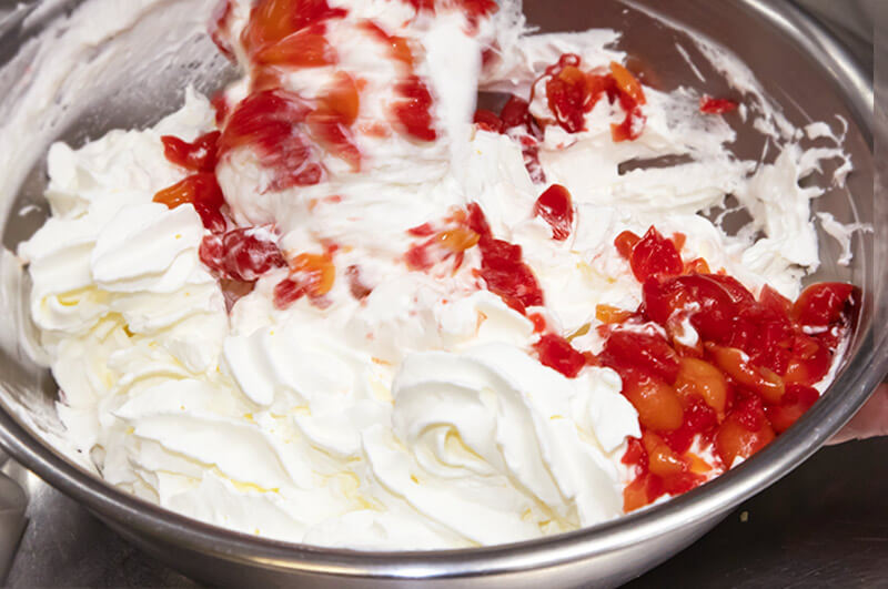 ほわいとぱりろーるさくらんぼ製造風景