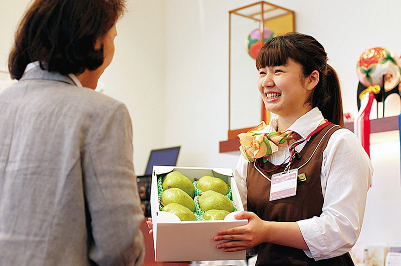 清川屋の店頭接客の様子