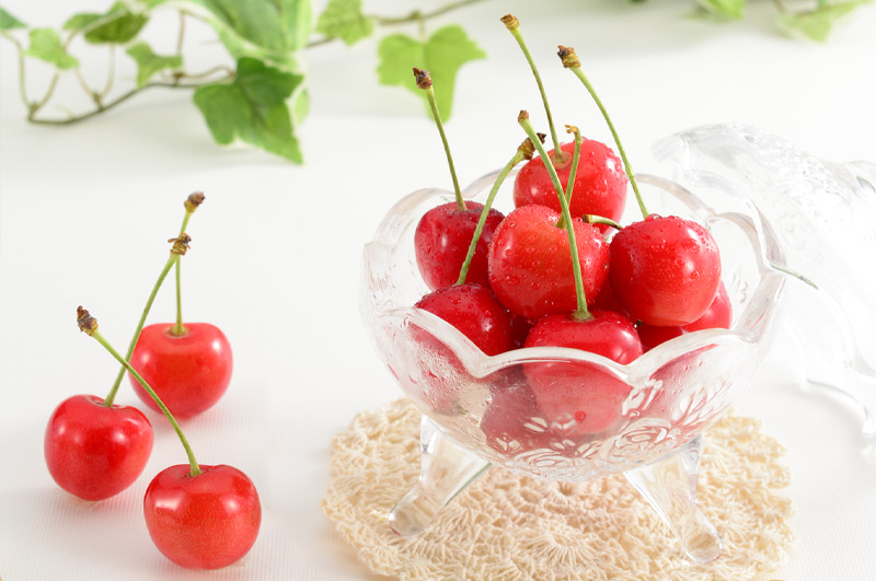 ガラスの器に入ったさくらんぼ