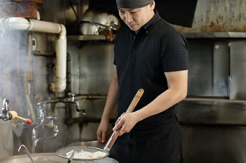 つるとろワンタン_竹内さんゆで上げ風景