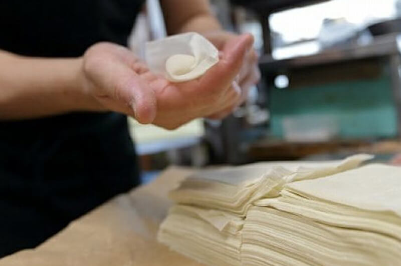 つるとろワンタン_包んでいる様子