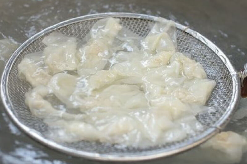 つるとろワンタン_ゆで上げ風景